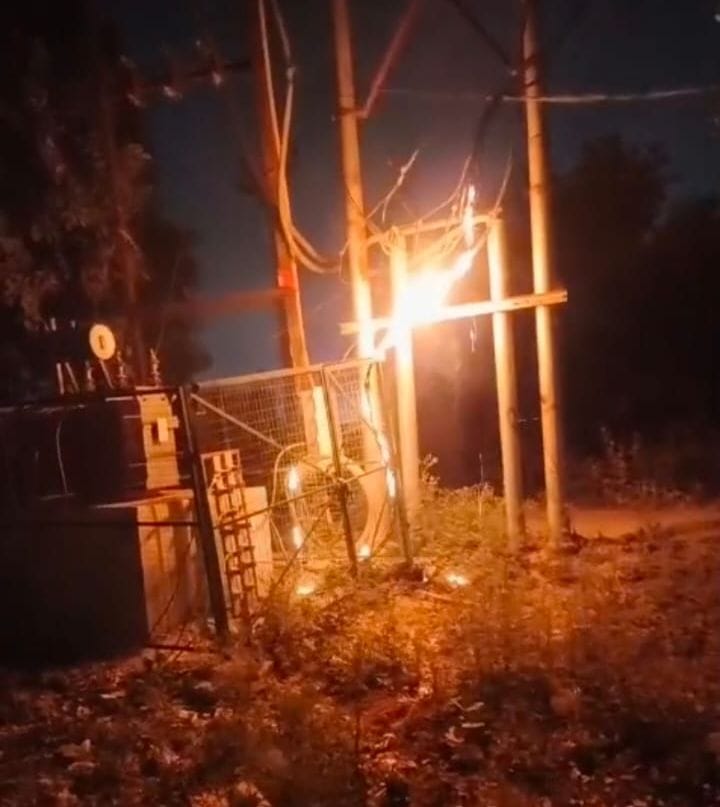बिजली के तार में लगी आग।