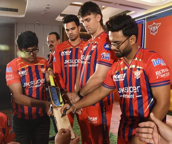 फैंस से मिले एलएसजी के खिलाड़ी।