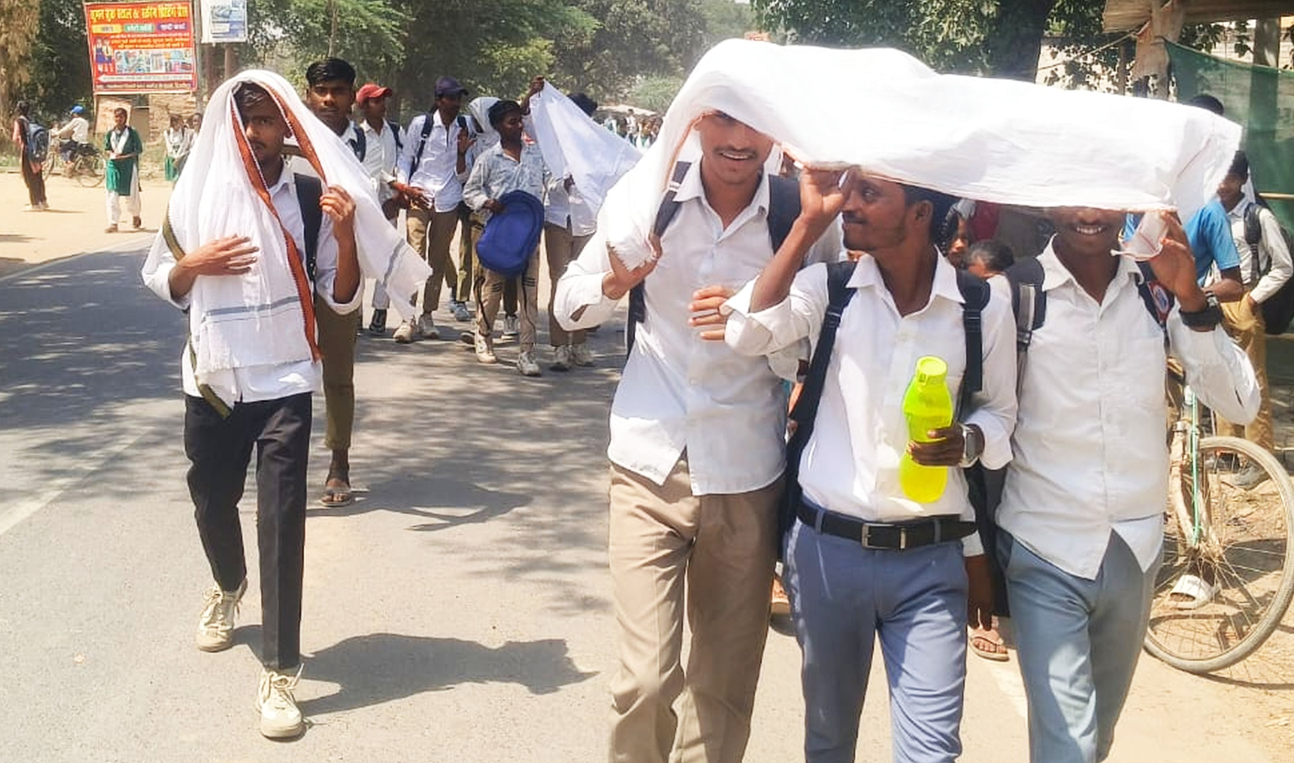 फोटो-04-दोपहर की तपती धूप में टोटी से प्यास बुझाता बंदर। संवाद