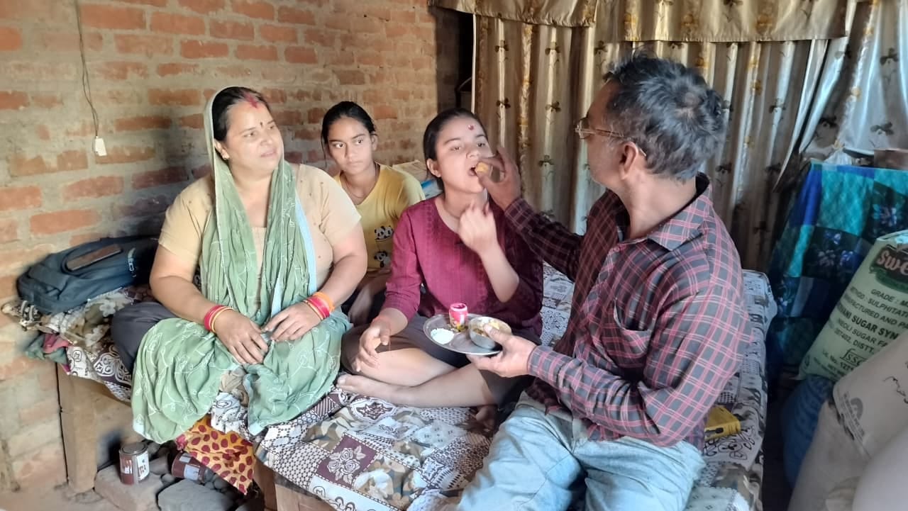 फोटो 201 आदर्श राष्ट्रीय इंटर कॉॅलेज में परीक्षा परिणाम जारी होने के बाद खुशी मनातीं छात्राएं स