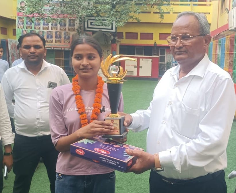 फोटो-21,22-बलरामपुर के मॉडर्न इंटर कॉलेज में परीक्षा परिणाम आने के बाद खुशी का इजहार करती छात्र