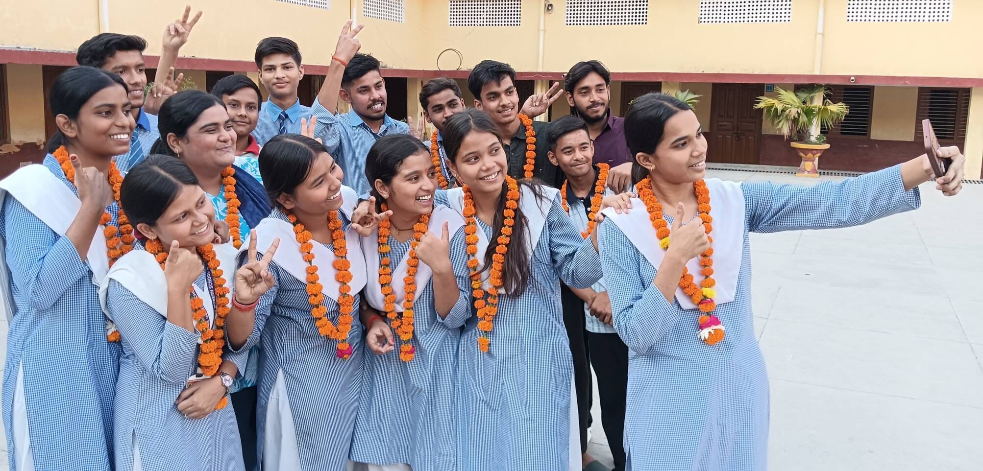 फोटो-21,22-बलरामपुर के मॉडर्न इंटर कॉलेज में परीक्षा परिणाम आने के बाद खुशी का इजहार करती छात्र