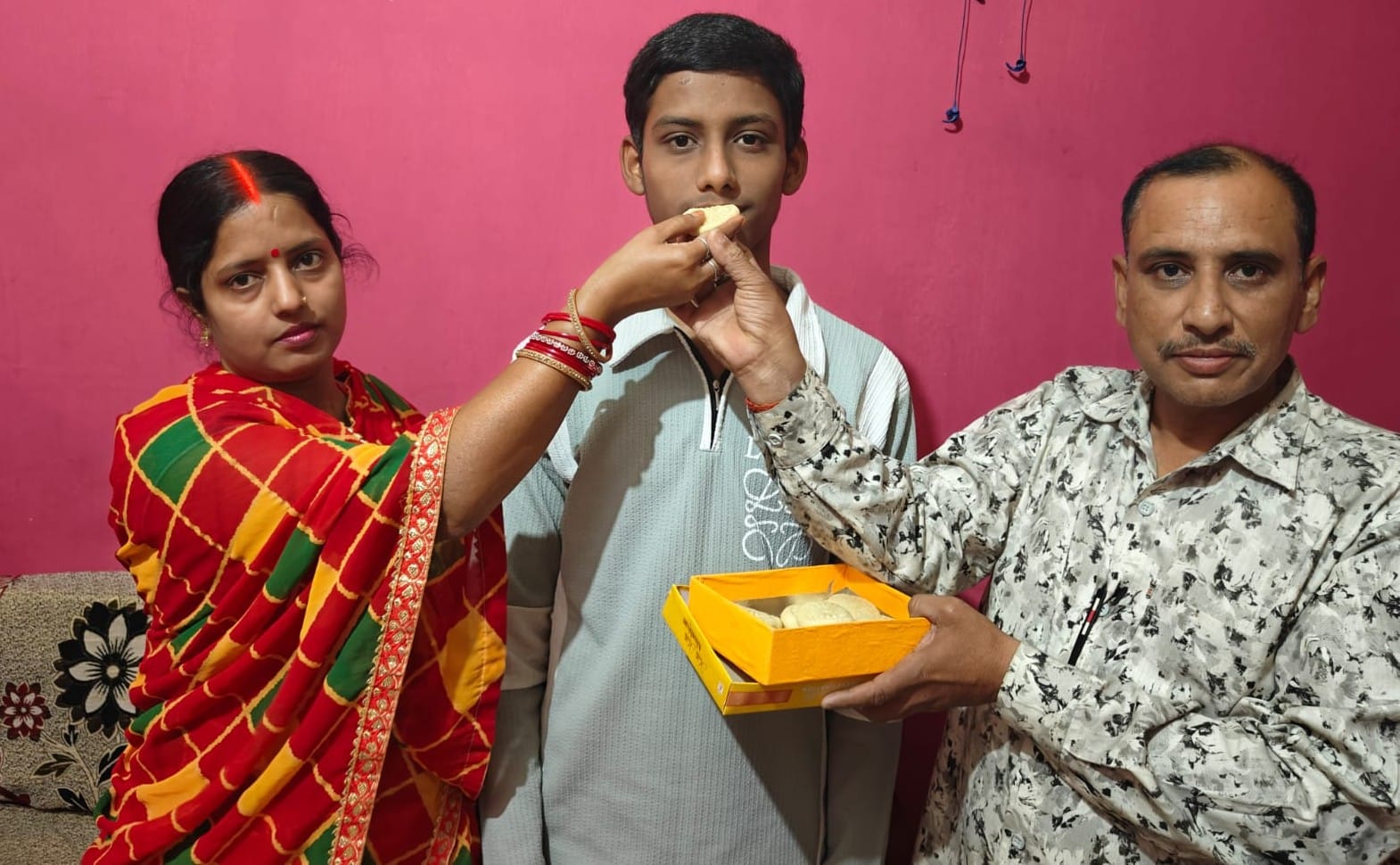 फोटो-21,22-बलरामपुर के मॉडर्न इंटर कॉलेज में परीक्षा परिणाम आने के बाद खुशी का इजहार करती छात्र