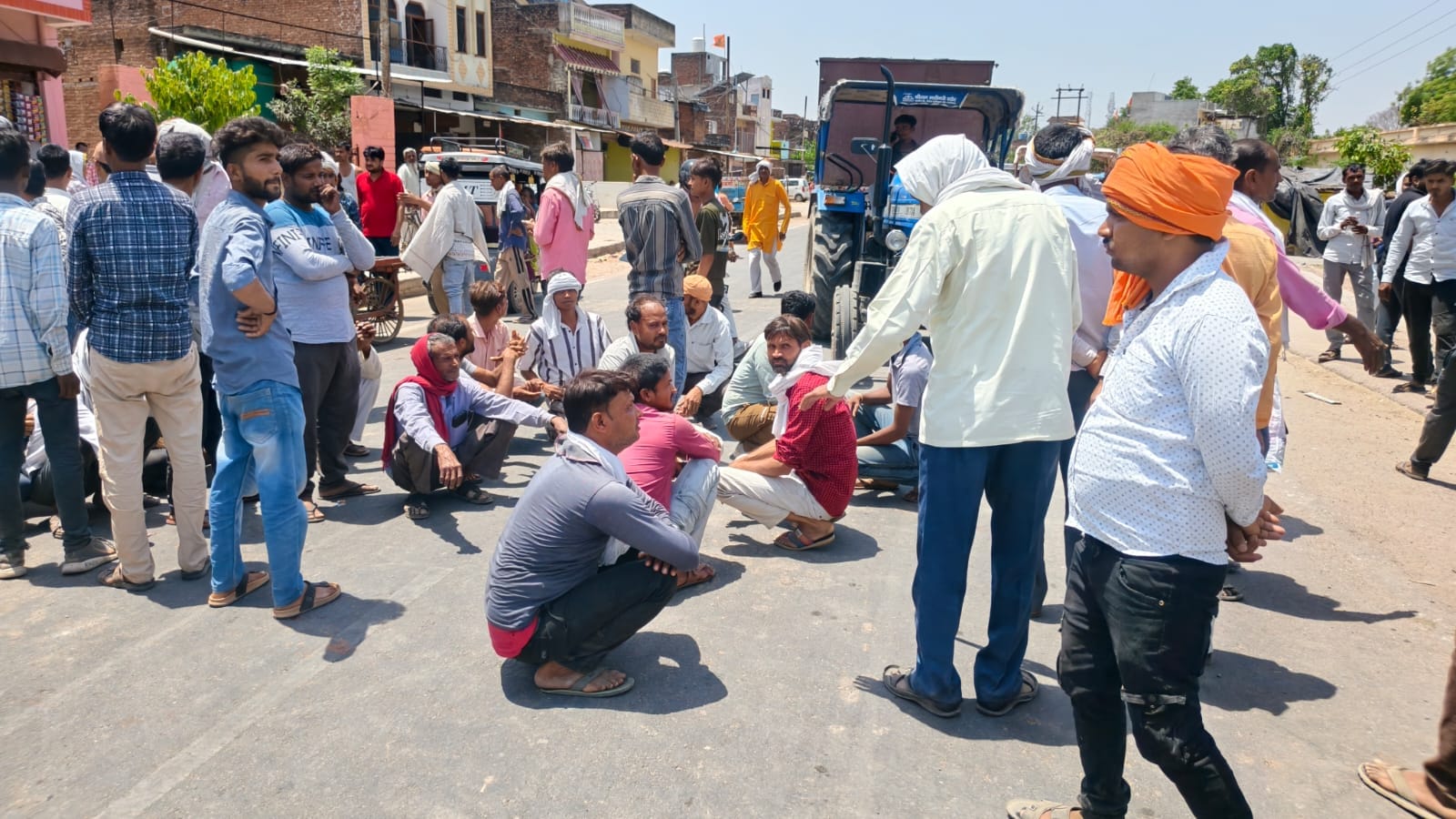 फोटो 23 एचएएमपी 01- मुस्करा मंडी में गेहूं से लदे खड़े ट्रैक्टर-ट्रॉली।    संवाद