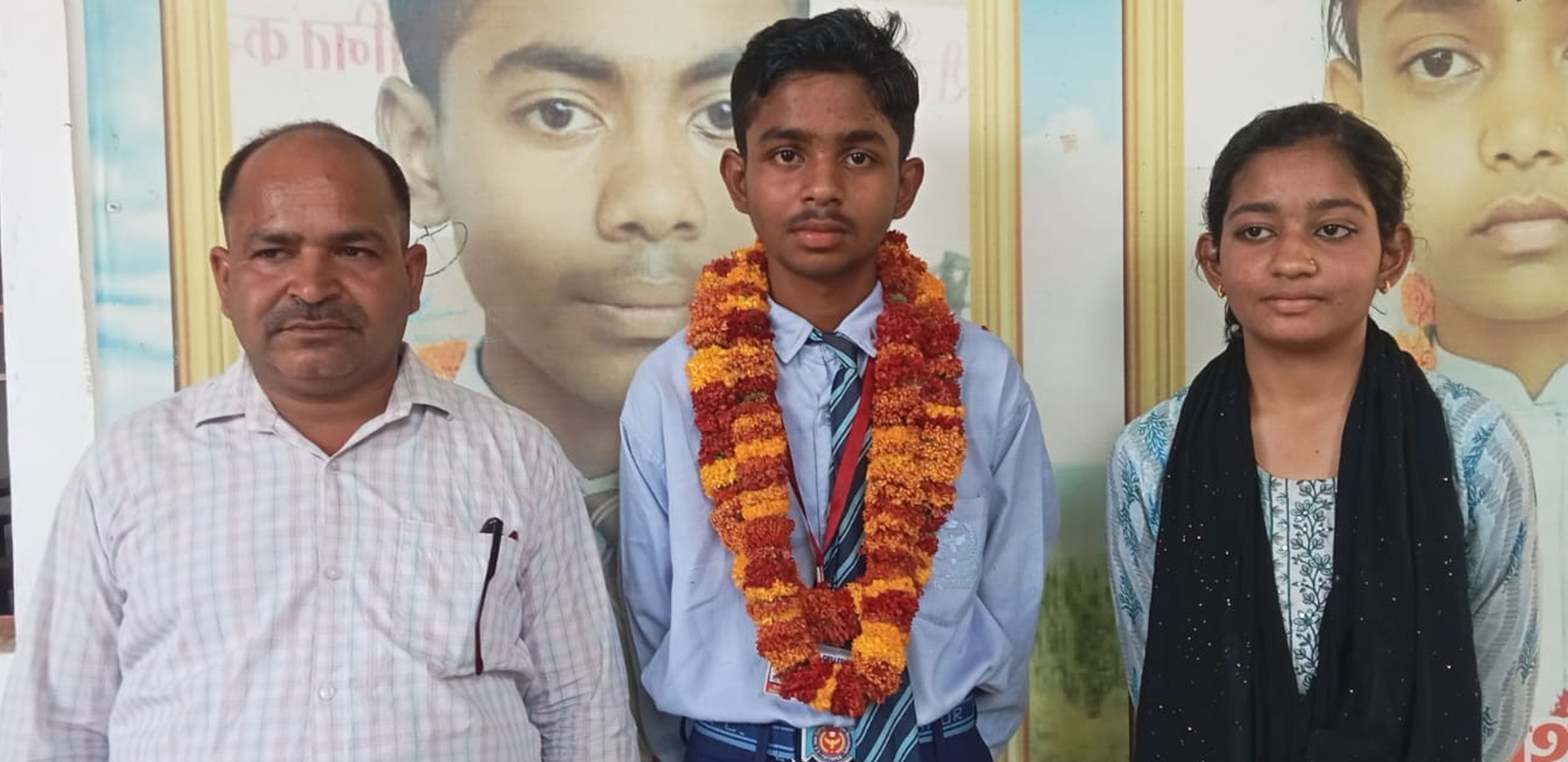 फोटो-28-पिता और बड़ी बहन के साथ खड़ा मेधावी हर्षित तिवारी। संवाद