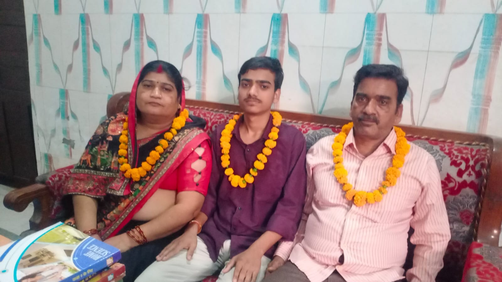 फोटो-41- अनुष्का को मिठाई खिलाती मां संजय देवी व मौजूद अन्य परिजन। संवाद फोटो-41- अनुष्का को मिठाई खिलाती मां संजय देवी व मौजूद अन्य परिजन। संवाद