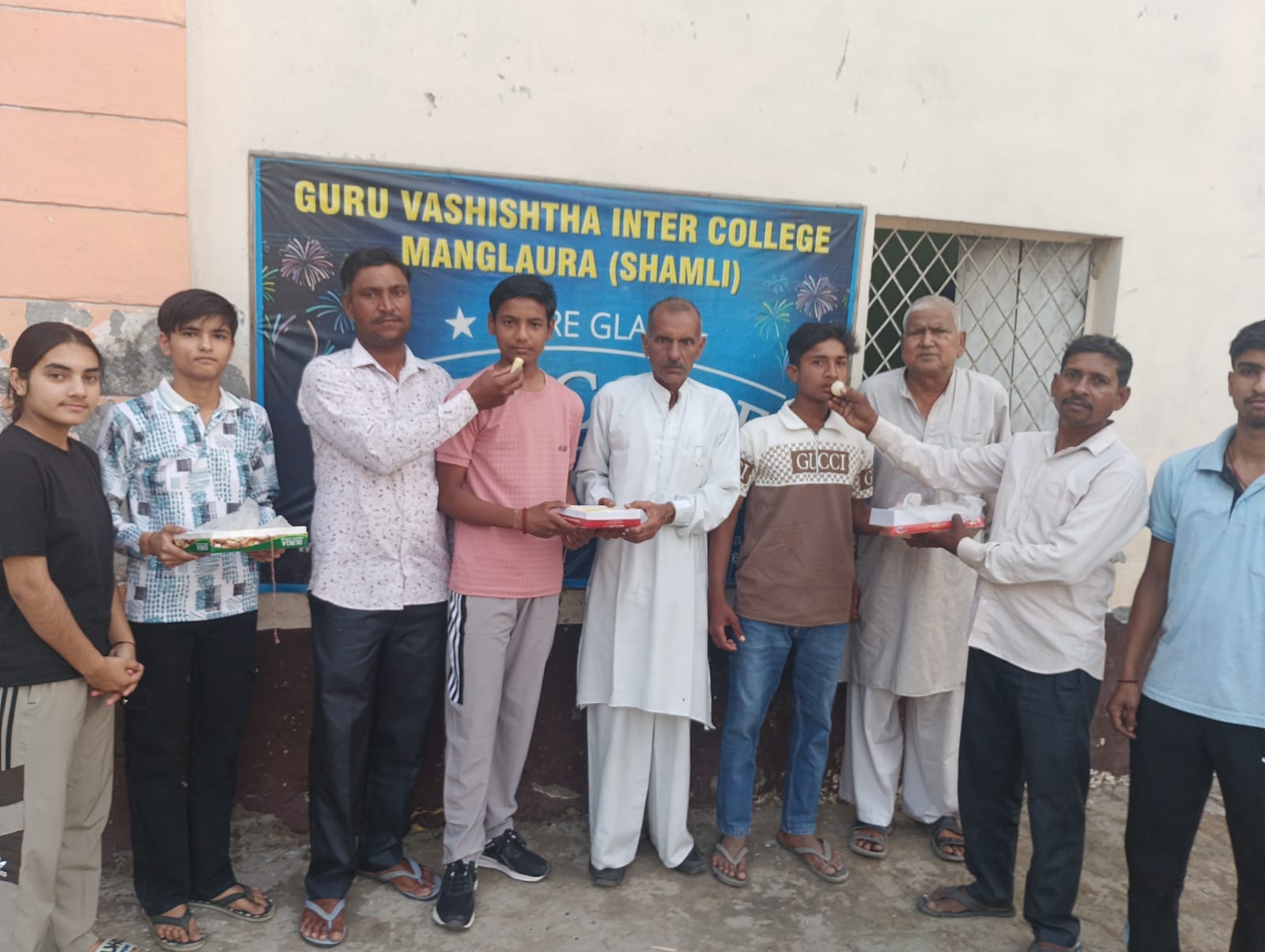 गुरु वशिष्ठ इंटर कॉलेज मंगलौरा चौसाना की छात्रा वंशिका को मिठाई खिलाते हुए। संवाद गुरु वशिष्ठ इंटर कॉलेज मंगलौरा चौसाना की छात्रा वंशिका को मिठाई खिलाते हुए। संवाद