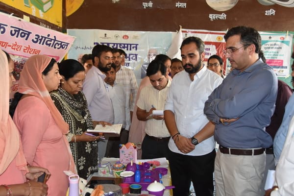 गांव में कार्यक्रम के दौरान मौजूद ग्रामीण।