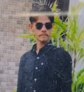 गांव रायपुर में फैक्टरी के बाहर एकत्रित मृतक सतीश के परिजन व पुलिस। संवाद