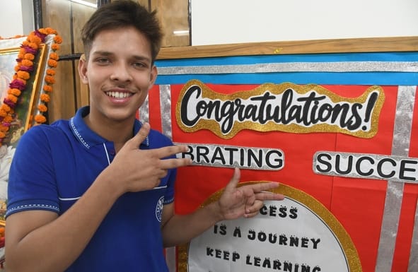 हाईस्कूल की जिला टाॅपर आद्रिजा और आरोही तथा इंटरमीडिएट के टाॅपर सुभान अली।