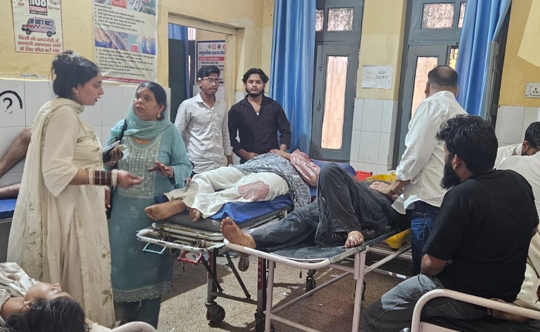 हाईवे पर हादसे के बाद क्षतिग्रस्त बोलेरो को हटाती क्रेन। संवाद हाईवे पर हादसे के बाद क्षतिग्रस्त बोलेरो को हटाती क्रेन। संवाद