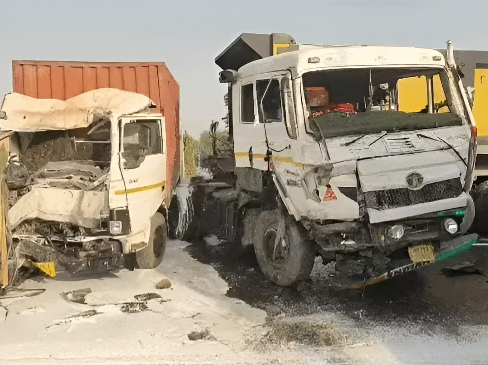 हाईवे पर क्षतिग्रस्त पड़ा कैंटर। संवाद हाईवे पर क्षतिग्रस्त पड़ा कैंटर। संवाद