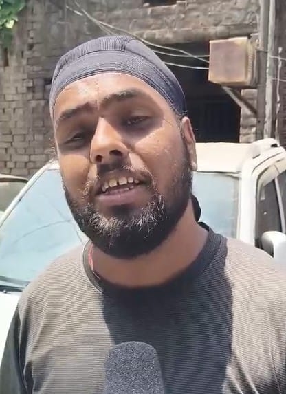 जगाधरी के लोहारन मोहल्ला में तोड़े गए कारों के शीशे। संवाद