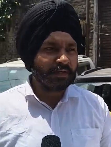 जगाधरी के लोहारन मोहल्ला में तोड़े गए कारों के शीशे। संवाद