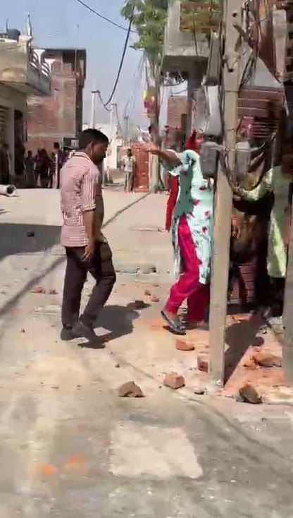 झगड़ा कर रहे लोगों से बात करती डायल 112 की टीम। संवाद झगड़ा कर रहे लोगों से बात करती डायल 112 की टीम। संवाद
