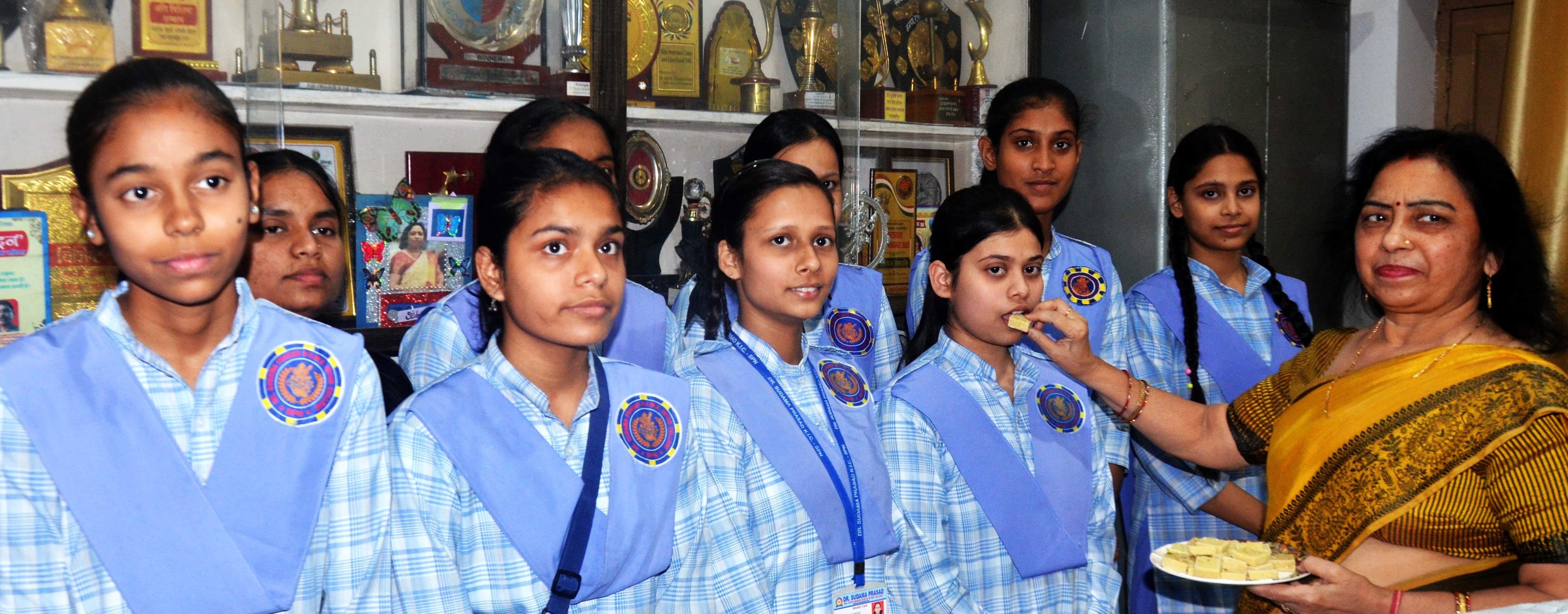 खिरनीबाग स्थित डॉ.सुदामा प्रसाद बाल विद्या मंदिर इंटर कॉलेज में रिजल्ट आने के बाद खुशी मनातीं खिरनीबाग स्थित डॉ.सुदामा प्रसाद बाल विद्या मंदिर इंटर कॉलेज में रिजल्ट आने के बाद खुशी मनातीं