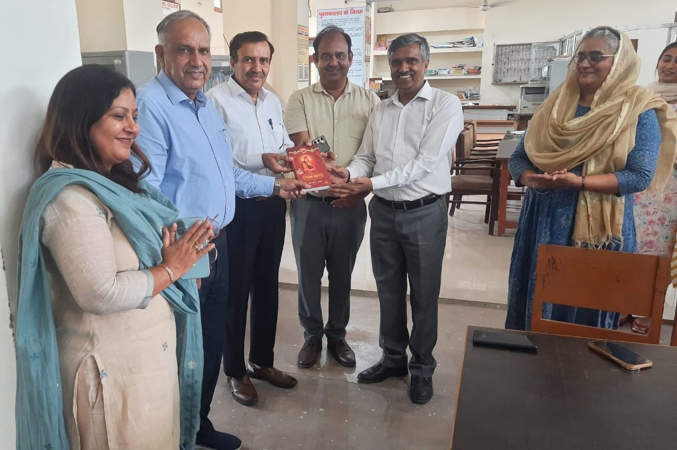 लाडवा। अतिथि को पुस्तक देकर सम्मानित करते अंग्रेजी विभागाध्यक्ष डॉ राजेश एवं अन्य शिक्षक। स्वय