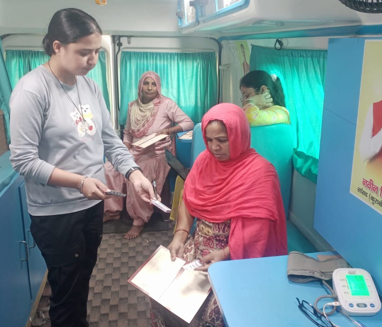 लाडवा। स्वास्थ्य शिविर में सेवाओं का लाभ लेते ग्रामीण। संवाद