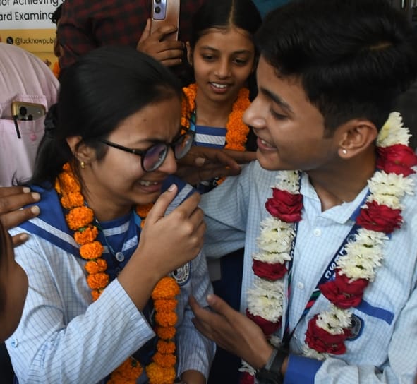 लखनऊ पब्लिक कॉलेज की राजाजीपुरम बी-ब्लॉक शाखा में में जश्न मनाते मेधावी। 