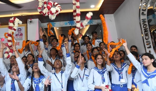 लखनऊ पब्लिक कॉलेज की राजाजीपुरम बी-ब्लॉक शाखा में में जश्न मनाते मेधावी। 