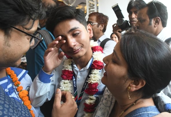 लखनऊ पब्लिक कॉलेज की राजाजीपुरम बी-ब्लॉक शाखा में में जश्न मनाते मेधावी। 