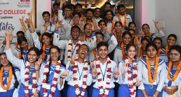 लखनऊ पब्लिक कॉलेज की राजाजीपुरम बी-ब्लॉक शाखा में में जश्न मनाते मेधावी। 