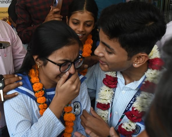 लखनऊ पब्लिक कॉलेज की राजाजीपुरम बी-ब्लॉक शाखा में में जश्न मनाते मेधावी। 