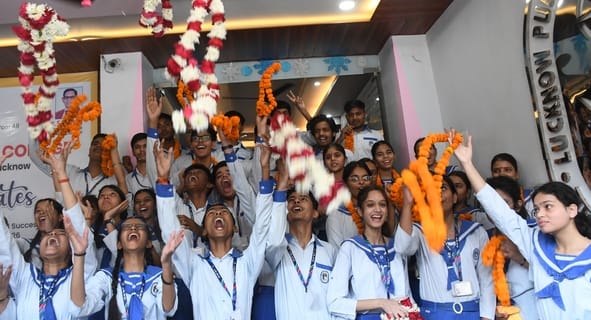 लखनऊ पब्लिक कॉलेज की राजाजीपुरम बी-ब्लॉक शाखा में में जश्न मनाते मेधावी। 