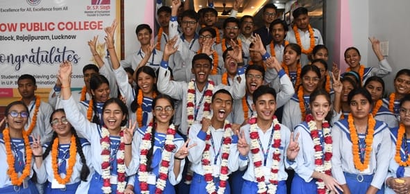 लखनऊ पब्लिक कॉलेज की राजाजीपुरम बी-ब्लॉक शाखा में में जश्न मनाते मेधावी। 