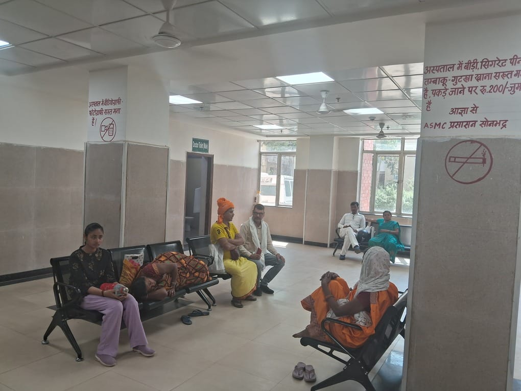 मेडिकल कॉलेज के विभिन्न वार्डों में भर्ती मरीज। -संवाद