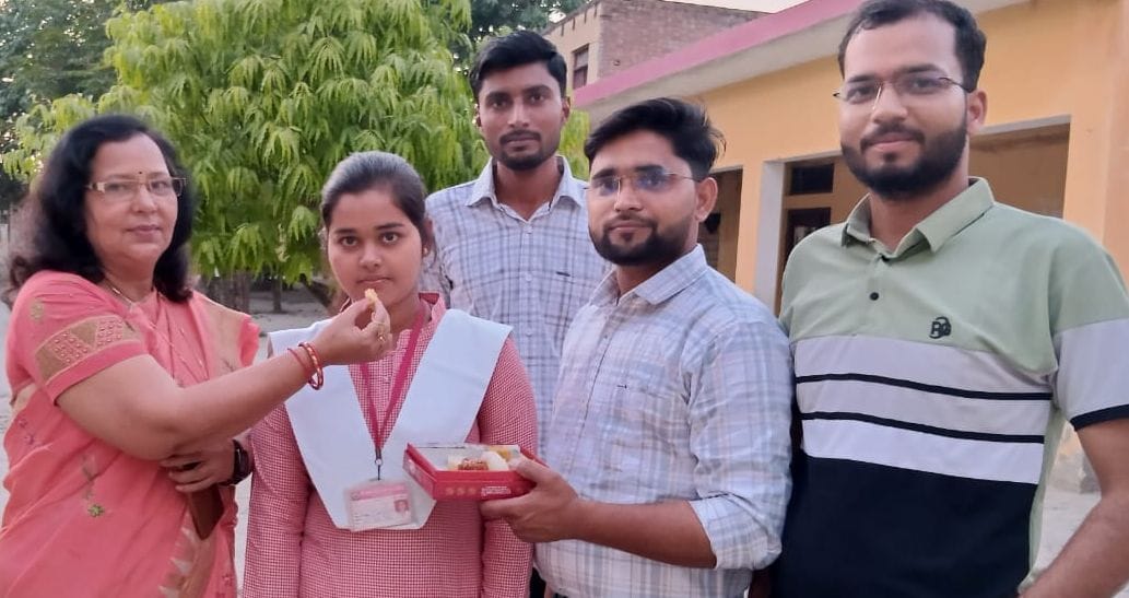 माता पिता के साथ जिले में दूसरा स्थान पाने वाला छात्र हिमांशु। स्रोत: स्वयं माता पिता के साथ जिले में दूसरा स्थान पाने वाला छात्र हिमांशु। स्रोत: स्वयं
