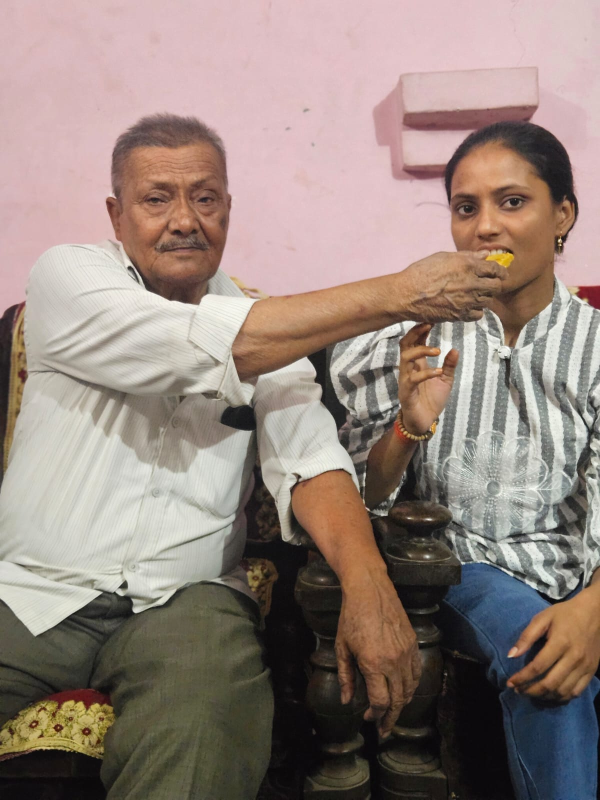 माता पिता के साथ जिले में दूसरा स्थान पाने वाला छात्र हिमांशु। स्रोत: स्वयं माता पिता के साथ जिले में दूसरा स्थान पाने वाला छात्र हिमांशु। स्रोत: स्वयं