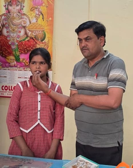 माता पिता के साथ जिले में दूसरा स्थान पाने वाला छात्र हिमांशु। स्रोत: स्वयं माता पिता के साथ जिले में दूसरा स्थान पाने वाला छात्र हिमांशु। स्रोत: स्वयं