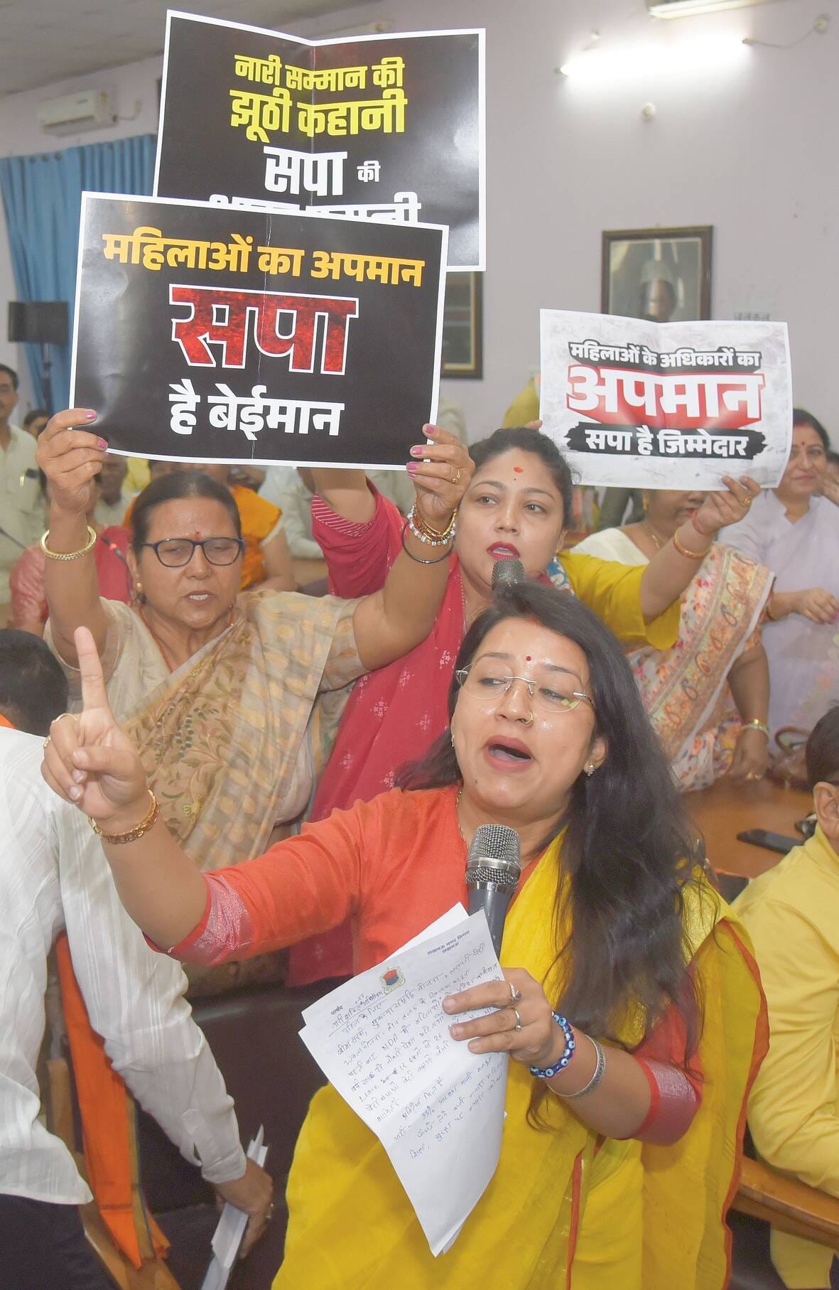 नगर निगम में हंगामा। नगर निगम में हंगामा।