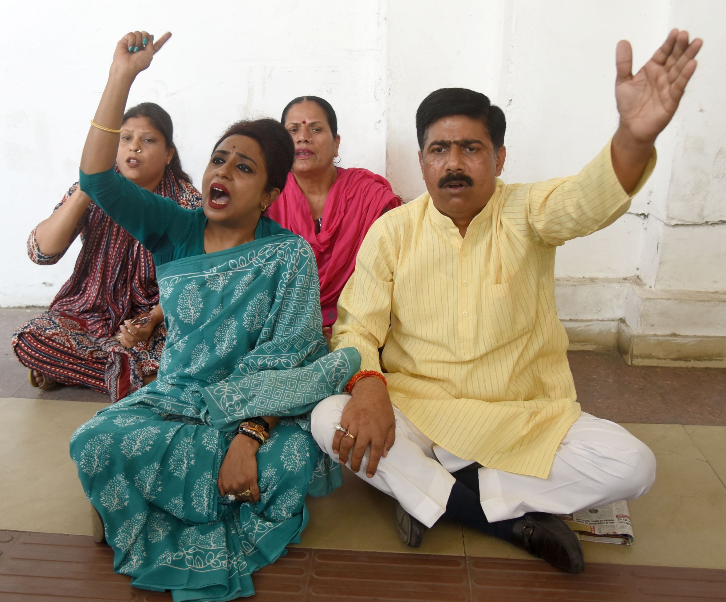 नगर निगम में हंगामा। नगर निगम में हंगामा।