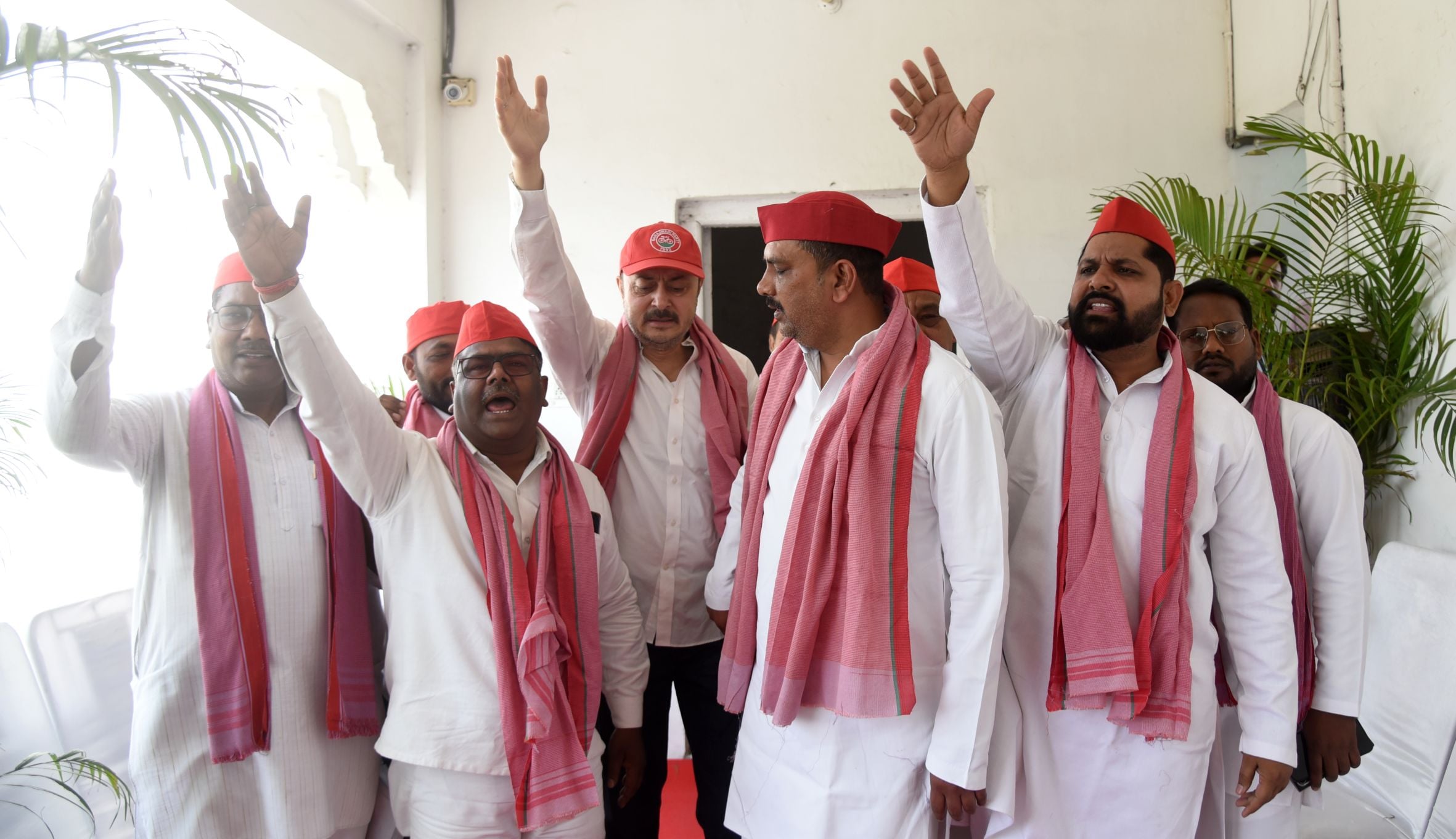 नगर निगम में हंगामा। नगर निगम में हंगामा।