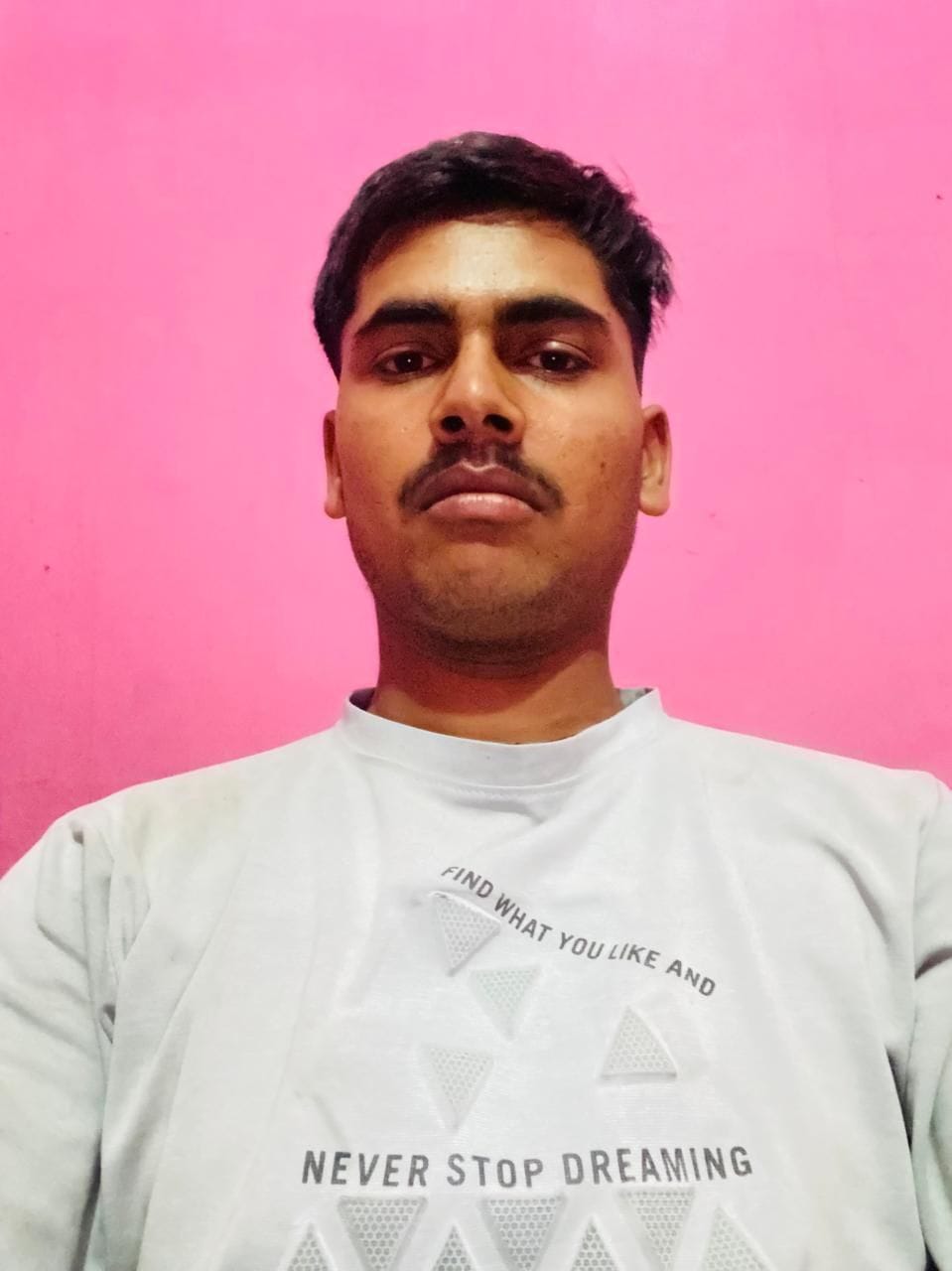नूरपुर पिनौनी में ट्रैक्टर पर गिरा पिलर। संवाद