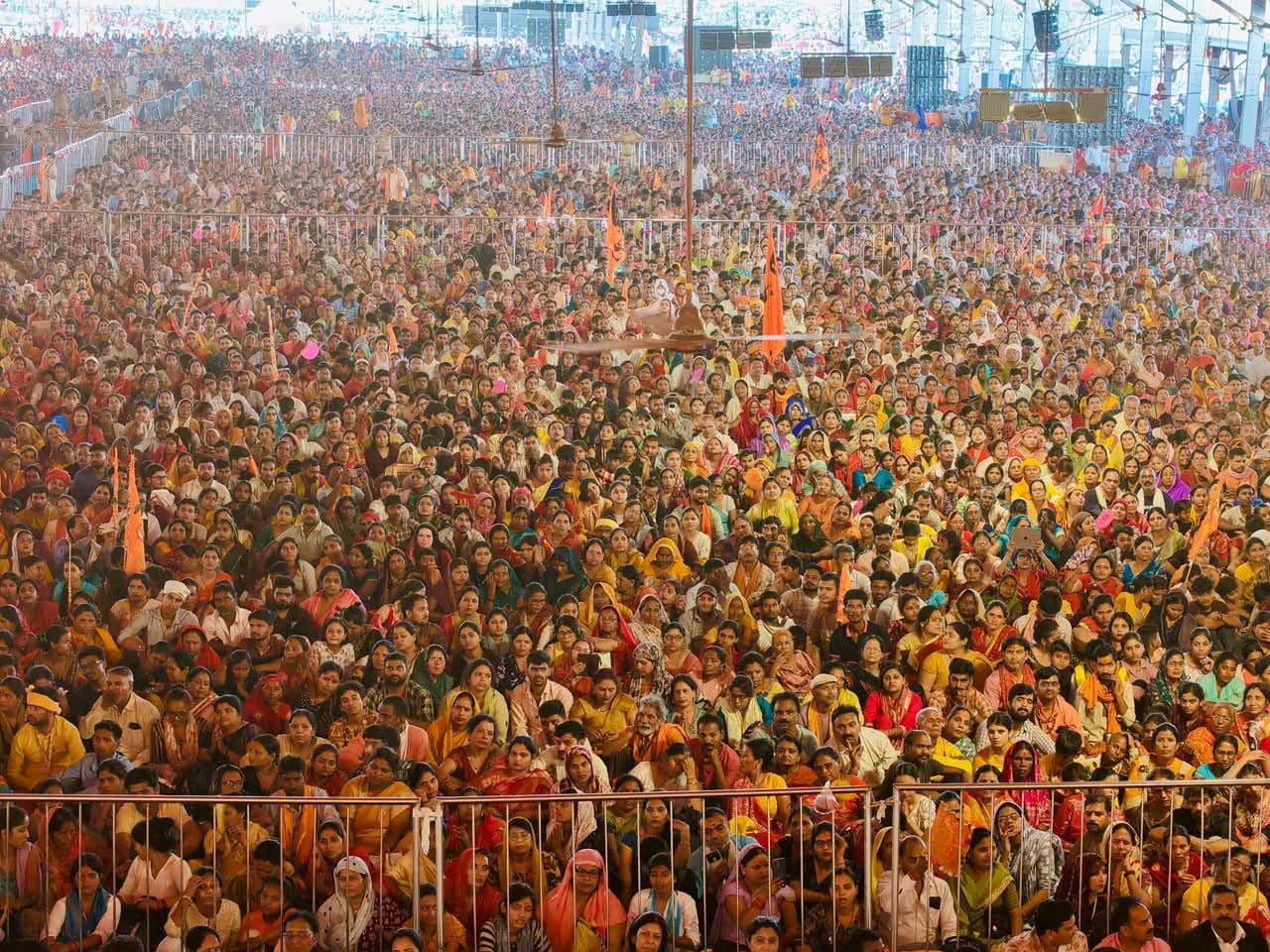 प्रयाग उत्थान समिति की ओर से अरैल में आयोजित श्री हनुमंत कथा में कथा व्यास धीरेंद्र कृष्ण शास्त