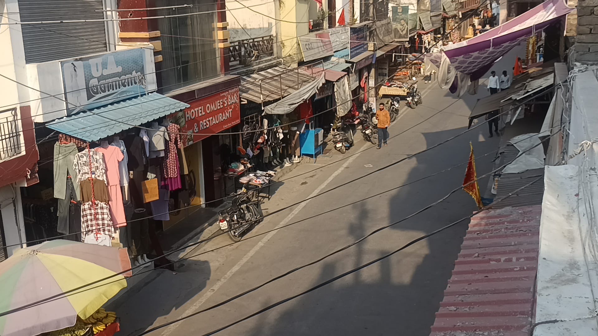 पांवटा साहिब  बाजार में बढ़ती गर्मी के चलते  धूप  से बचने को छाता लेकर चलते लोग। संवाद