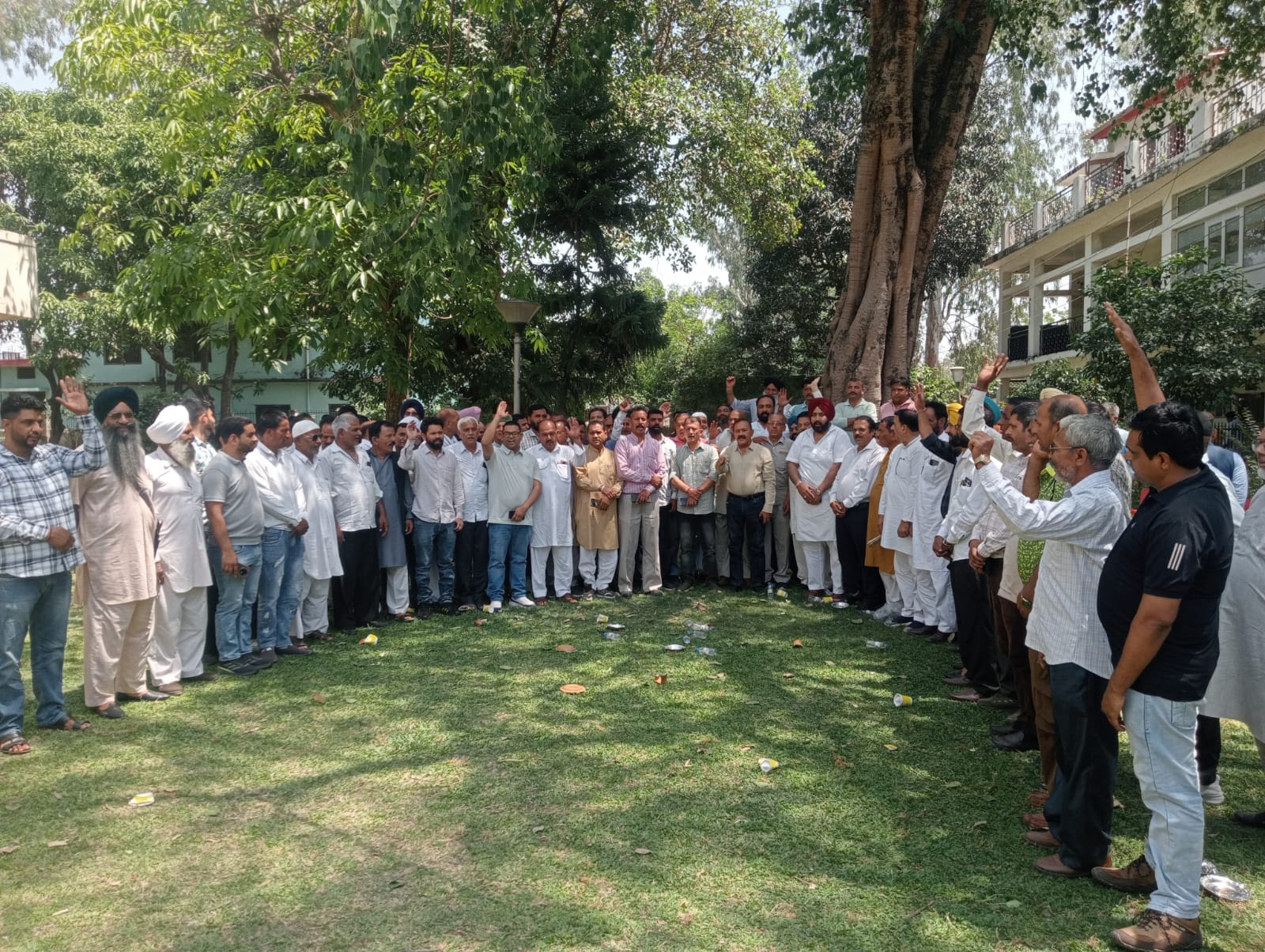 पांवटा साहिब के विश्राम गृह में आयोजित बैठक में भाग लेते  कांग्रेस के नेता व कार्यकर्ता। संवाद