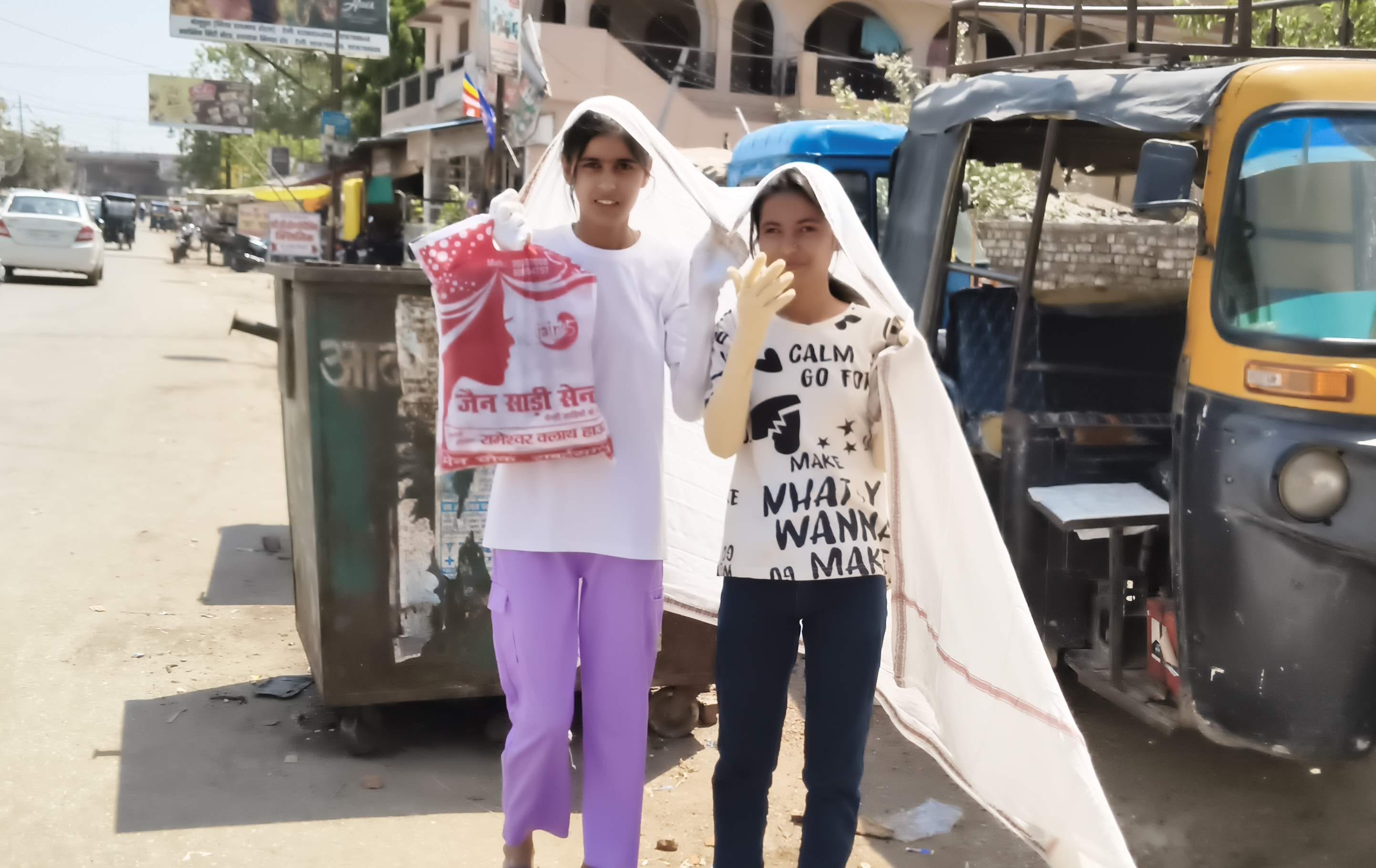 रॉबर्ट्सगंज में प्रचंड धूप से बचने े लिए धर्मशाला चौक के समीप फ्लाईओवर के नीचे बैठे राहगीर। संव रॉबर्ट्सगंज में प्रचंड धूप से बचने े लिए धर्मशाला चौक के समीप फ्लाईओवर के नीचे बैठे राहगीर। संव