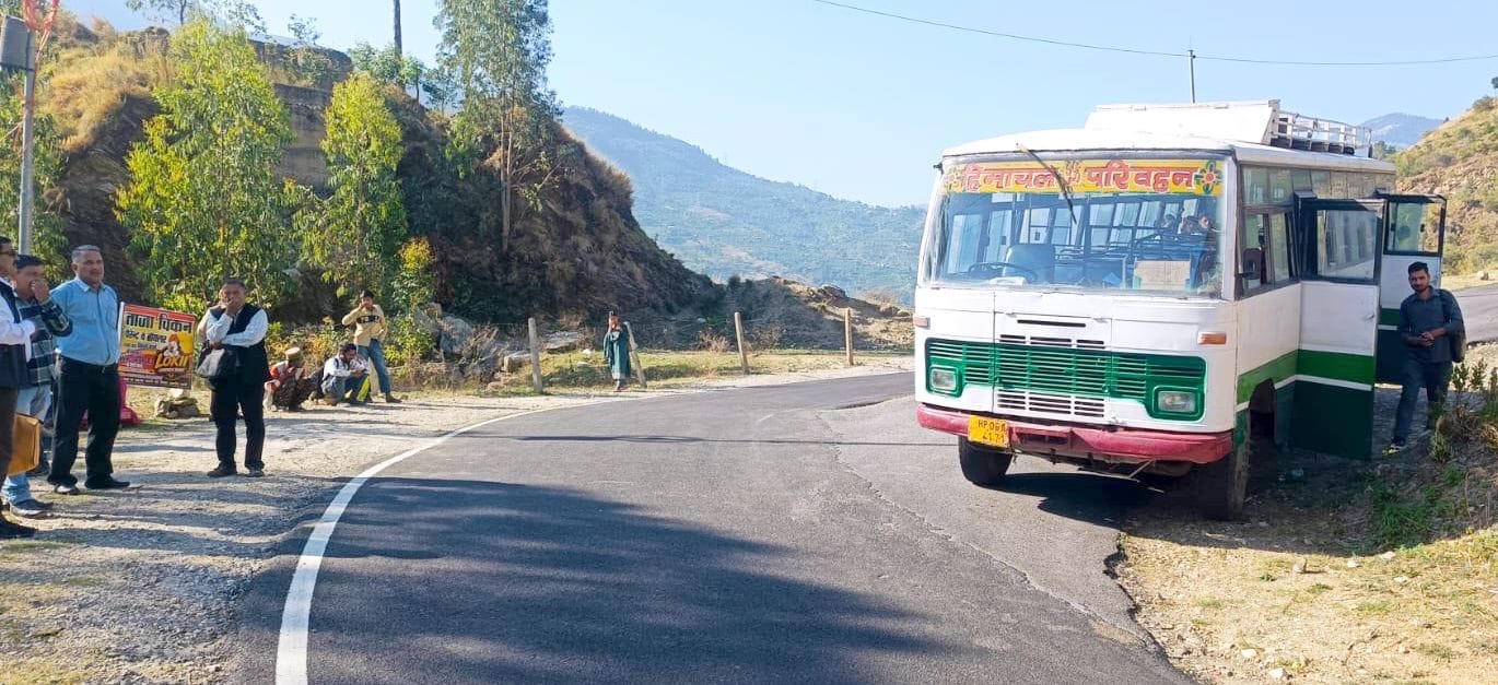 रामपुर सराहर रूट पर चलने वाली बस छनाड़ी में हुई खराब, यात्रियों को झेलनी पड़ी परेशानियां। संवाद
