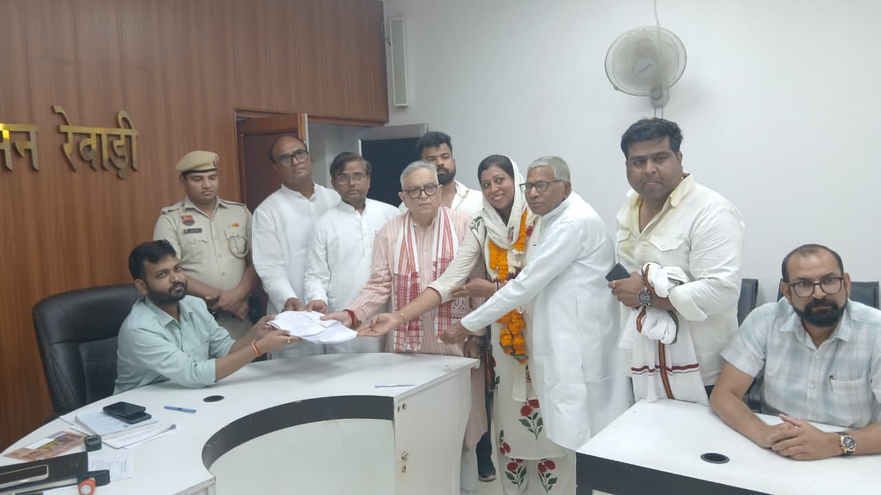 रेवाड़ी में वार्ड 20 से पार्षद के लिए नामांकन करतीं निर्मला राव। स्रोत : वीडियो ग्रैब रेवाड़ी में वार्ड 20 से पार्षद के लिए नामांकन करतीं निर्मला राव। स्रोत : वीडियो ग्रैब