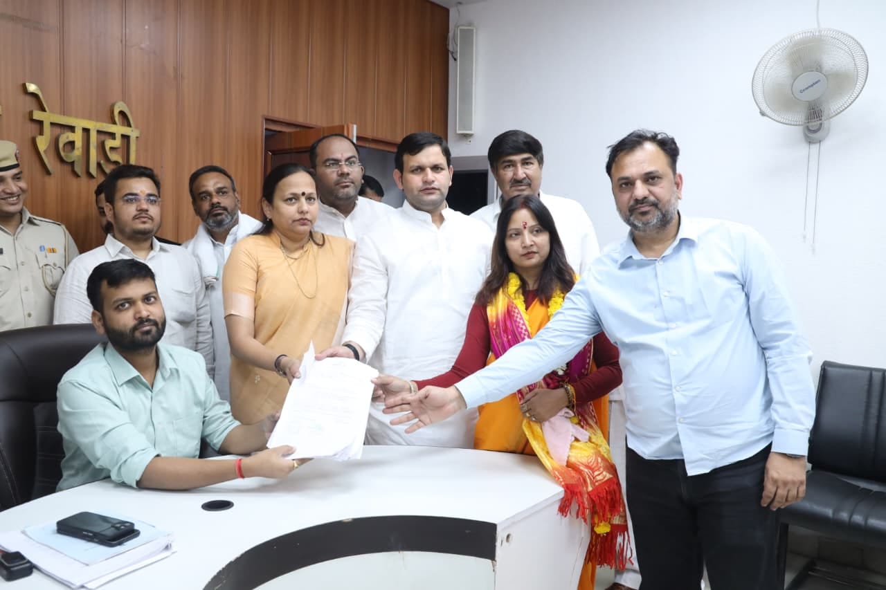 रेवाड़ी में वार्ड 20 से पार्षद के लिए नामांकन करतीं निर्मला राव। स्रोत : वीडियो ग्रैब रेवाड़ी में वार्ड 20 से पार्षद के लिए नामांकन करतीं निर्मला राव। स्रोत : वीडियो ग्रैब