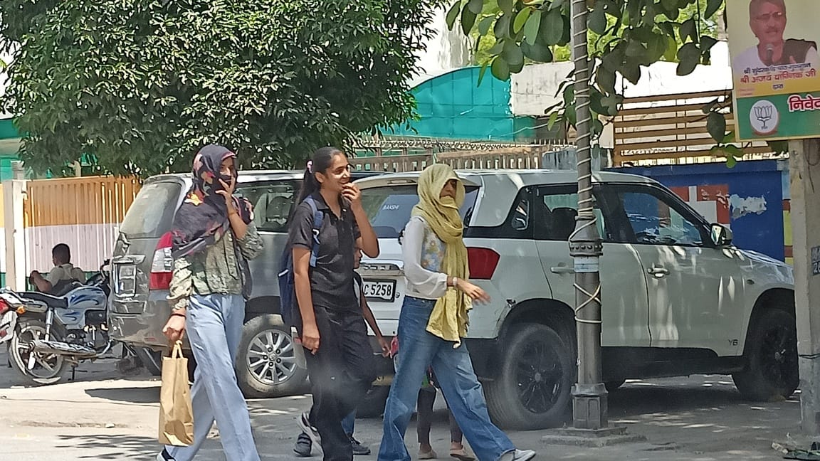 सुबह दस बजे महाराणा प्रताप चौक से गुजरते इक्क-दुक्का लोग। संवाद