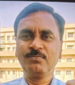 सहायक अध्यापक की मौत के बाद पोस्टमार्टम गृह के बाहर खड़े परिजन। संवाद