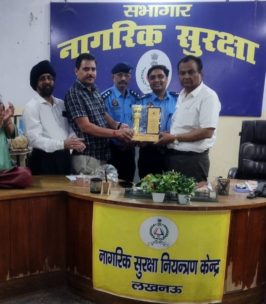 सम्मानित किए गए वार्डन।