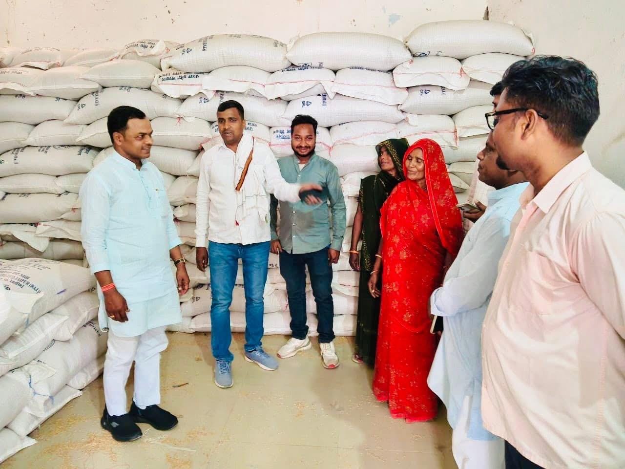 सेवापुरी में भटौली साधना सहकारी समिति का औचक निरीक्षण करते विधायक सुनील पटेल। स्रोत पार्टी सेवापुरी में भटौली साधना सहकारी समिति का औचक निरीक्षण करते विधायक सुनील पटेल। स्रोत पार्टी