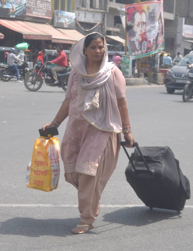 शहर में ई-रिक्शा चालकों की हड़ताल होने के बाद पैदल जाते राहगीर। संवाद शहर में ई-रिक्शा चालकों की हड़ताल होने के बाद पैदल जाते राहगीर। संवाद