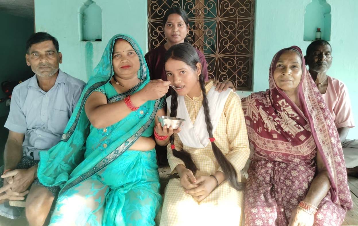 शिखा व कशिश को मिठाई खिलाते परिजन। संवाद